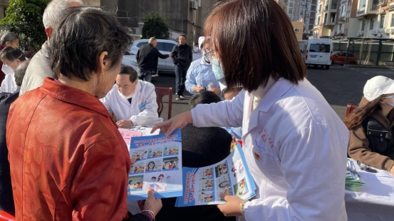 市五院开展“世界提高抗微生物药物认识周”宣传义诊活动