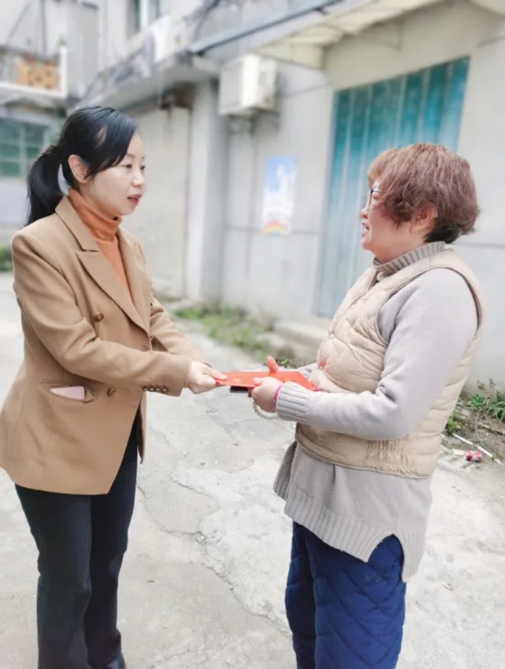 市五院开展春节节前走访慰问活动　　
