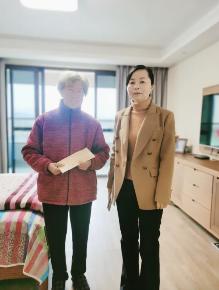 市五院开展春节节前走访慰问活动　　